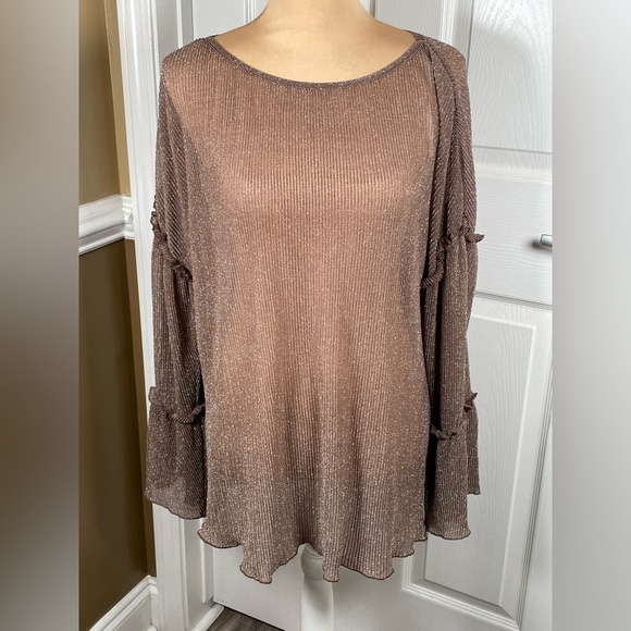 GIMMICKS by BKE Lurex Ruffle Top Medium - Picture 11 of 13